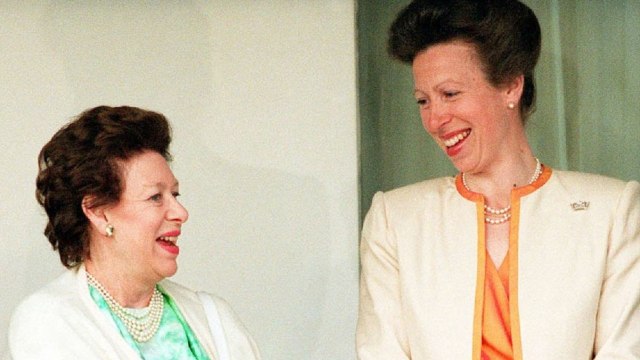 GALA VIDEO - Elizabeth II : sa fille et sa soeur, les princesses Anne et Margaret étaient-elles rivales ? Confidences.
