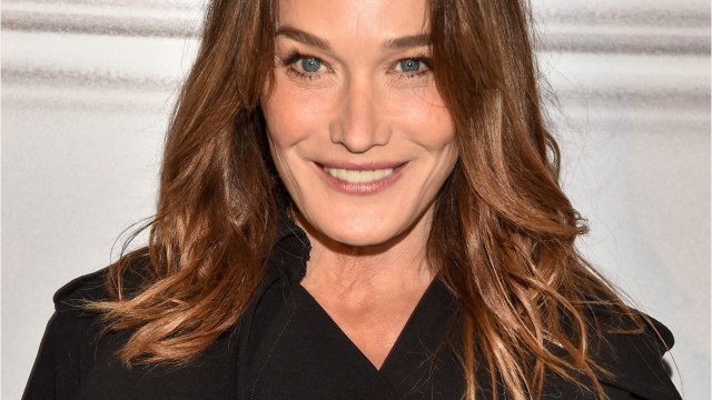 GALA VIDEO - « Tes chansons, on dort… : Carla Bruni chambrée par sa fille Giulia