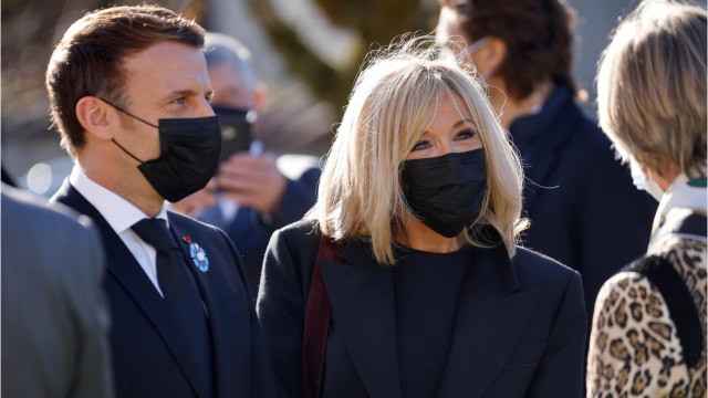 GALA VIDEO - « Clins d’œil et sourires doux : le petit jeu d'Emmanuel et Brigitte Macron amuse