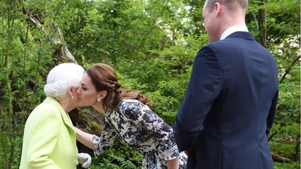 GALA VIDEO - Elizabeth II : comment elle a brisé la glace avec les parents de Kate Middleton ?