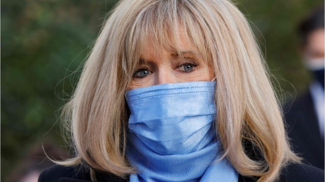 GALA VIDEO - « La vieille : Brigitte Macron en veut toujours à François Hollande