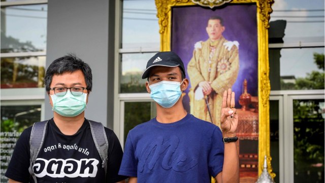 GALA VIDEO - Le roi de Thaïlande plus despotique que jamais : une femme condamnée à 87 ans de prison !