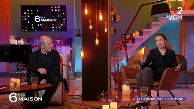 GALA VIDÉO - Amelie Nothomb déshabillée « pour voir si elle était blanche partout » : elle raconte le racisme