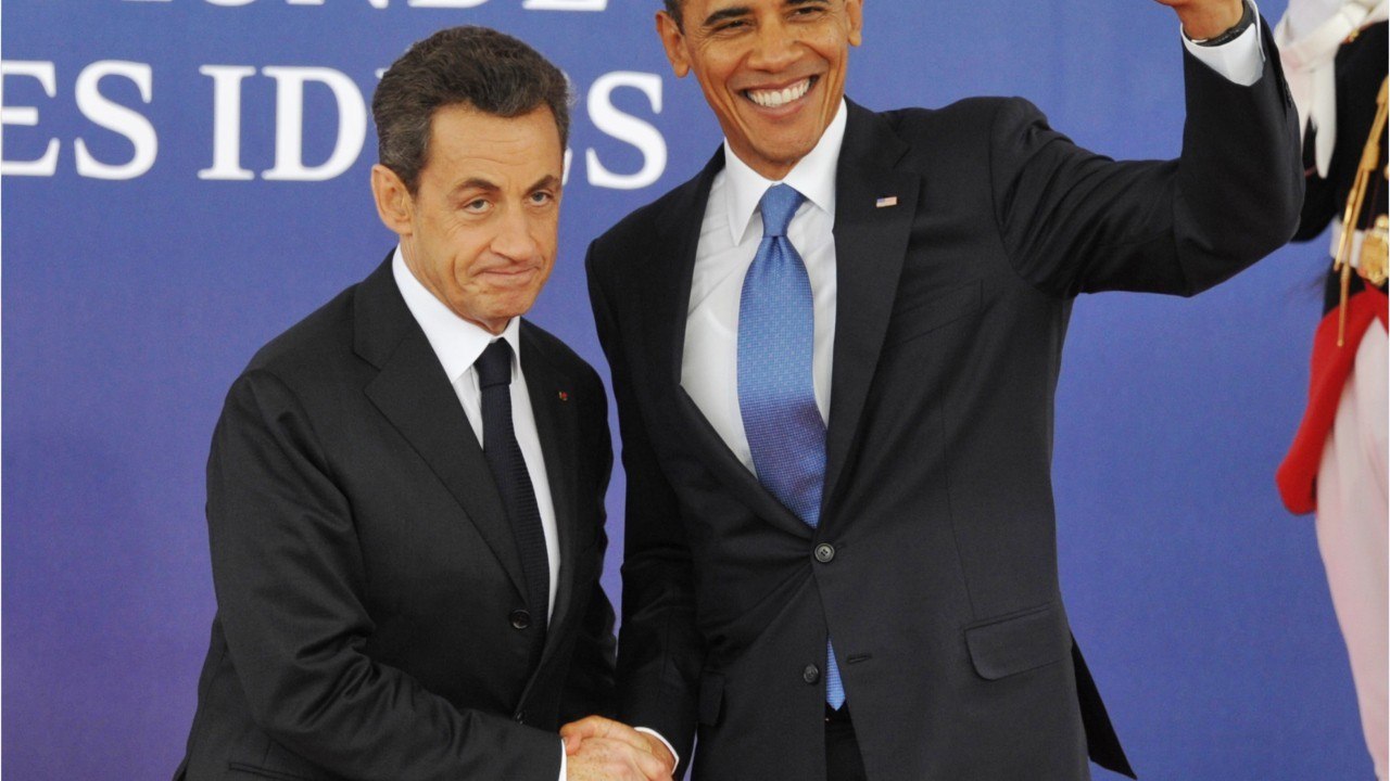GALA VIDEO - Barack Obama cruel avec Nicolas Sarkozy et ses « talonnettes pour se grandir ".
