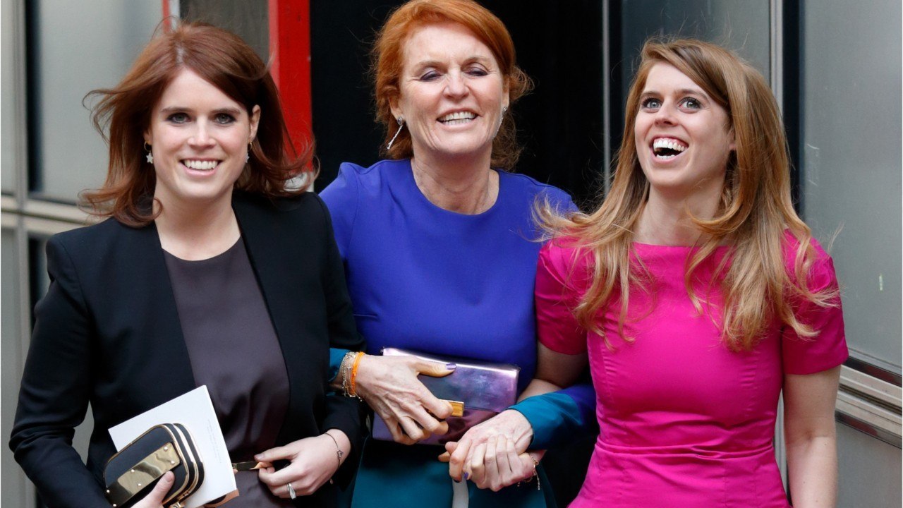 GALA VIDÉO - Sarah Ferguson toxique pour ses filles Beatrice et Eugenie ? Ces révélations gênantes