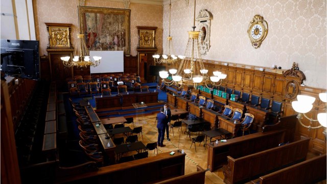 GALA VIDEO - Bernard Tapie affaibli par le cancer : il est contraint de s'absenter de son procès