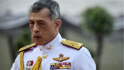 GALA VIDEO - Le roi de Thaïlande dans la tourmente : son peuple se soulève, les manifestations s’enchaînent.