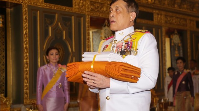 GALA VIDEO - Roi de Thaïlande : enfin sortie de prison, sa maîtresse s’offre sa première apparition officielle