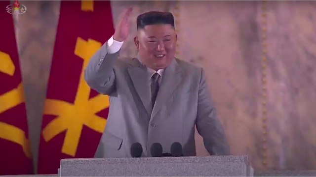 GALA VIDEO - Kim Jong-un en larmes lors d'un discours : cette vidéo surréaliste