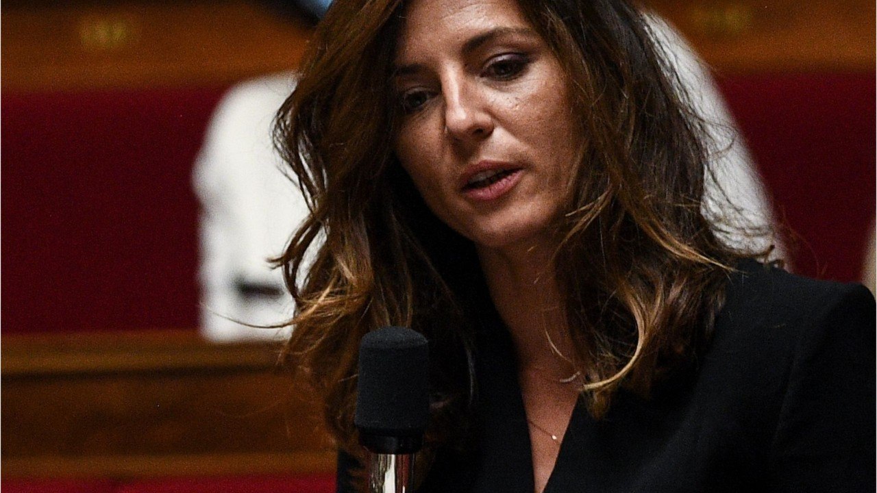 GALA VIDEO - Coralie Dubost s'impose : la compagne d'Olivier Véran interpelle Jean-Yves Le Drian