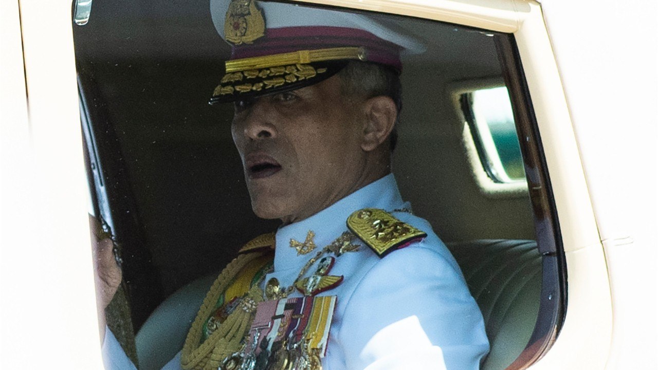 GALA VIDEO - Cruel roi de Thaïlande : son fils aîné en chimiothérapie et livré à lui-même