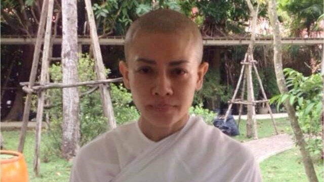 GALA VIDEO - Roi de Thaïlande : son ex-épouse Srirasmi, crâne rasé, assignée à domicile… les images chocs