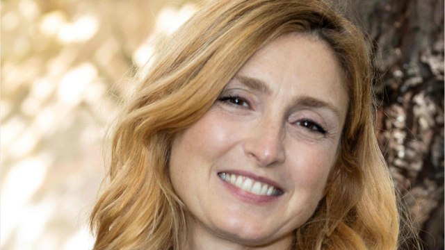 GALA VIDEO - Julie Gayet : elle évoque cette plantureuse star hollywoodienne qui est “sa jumelle”.