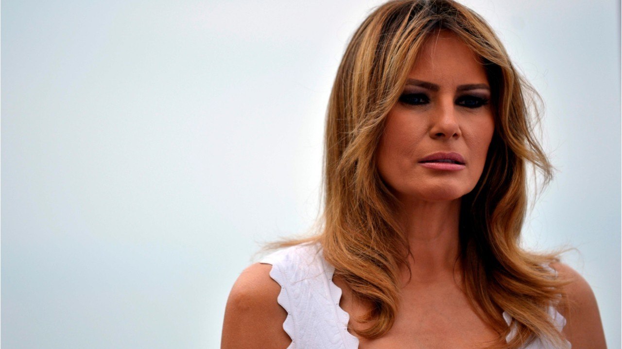 GALA VIDEO - Melania Trump défend son mari en mauvaise posture.