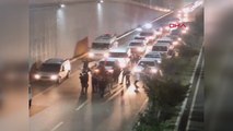 Düğün konvoyundakiler trafiğe kapattıkları yol üzerinde göbek attılar