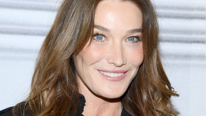 GALA VIDEO - Carla Bruni attendrie par sa fille Giulia : la fillette est prête pour la baignade.
