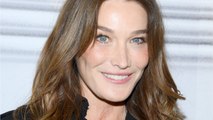 GALA VIDEO - Carla Bruni attendrie par sa fille Giulia : la fillette est prête pour la baignade.