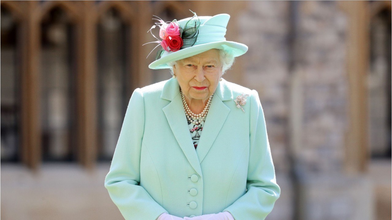 GALA VIDEO - La reine Elizabeth II cloue le bec à l’ancien majordome de Charles