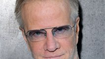 GALA VIDÉO - Christophe Lambert : pourquoi l’acteur n'enlève jamais ses lunettes