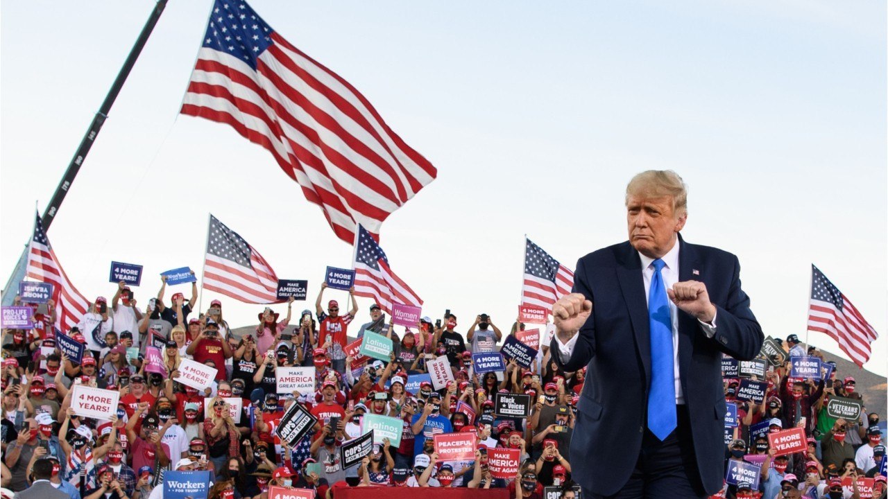 GALA VIDEO - Donald Trump plus beau que JFK : Melania forcée au compliment