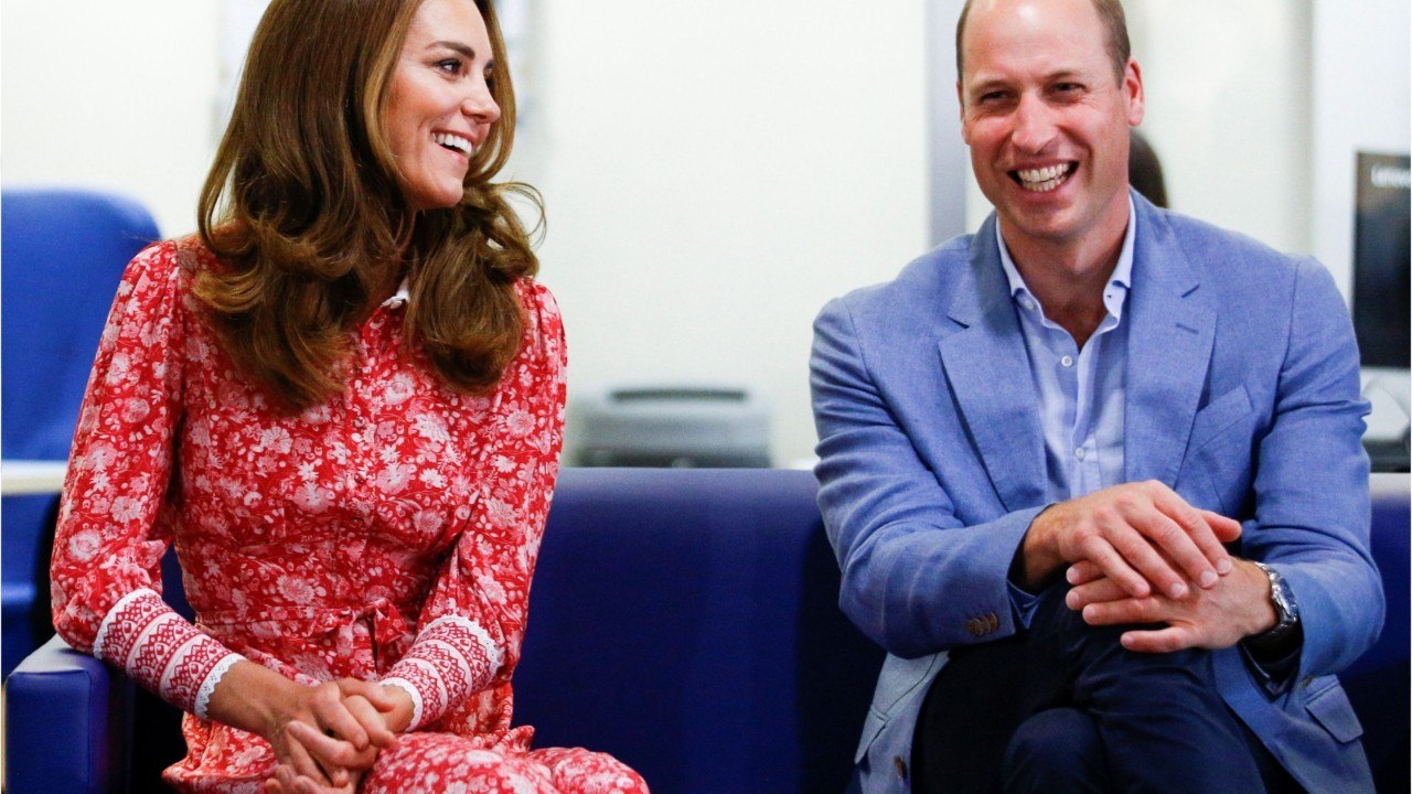 GALA VIDEO - Kate Middleton : le prince William oublie sa fille Charlotte, la duchesse montre les crocs