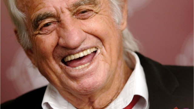 GALA VIDEO - Jean-Paul Belmondo et Carlos Sotto Mayor : leur promenade en Cadillac sur la Côte d'Azur.