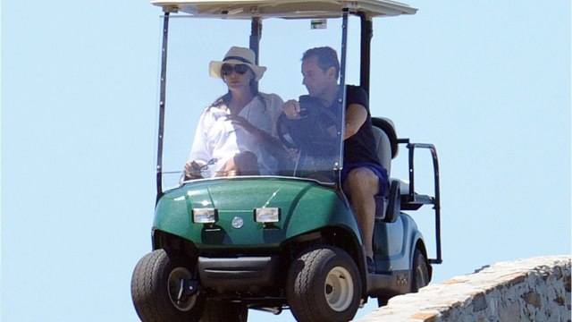 GALA VIDEO - Carla Sarkozy enceinte à Brégançon : ce « faire-part qui a marqué les paparazzi