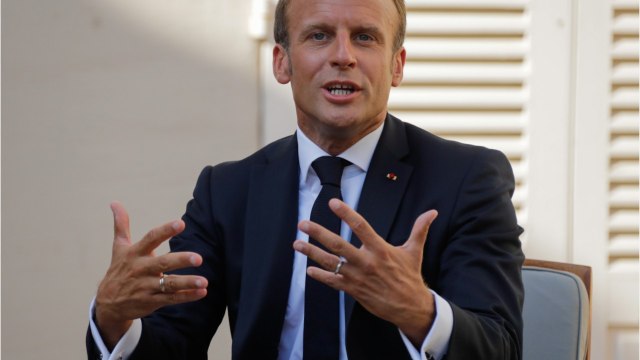 GALA VIDÉO - Emmanuel et Brigitte Macron victimes d'une fake news : ces photos qui font polémique