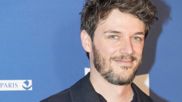 GALA VIDEO - Maman a tort : qui est Samuel Theis, le beau gosse de la série ?