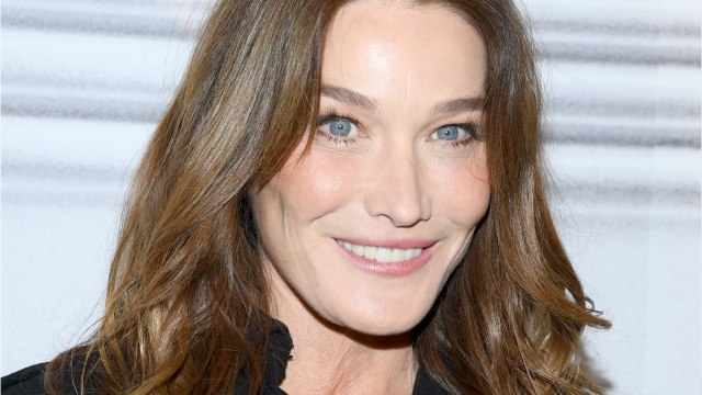 GALA VIDEO - Carla Bruni Attendrie Par Sa Fille Giulia : La Fillette Est Prête Pour La Baignade. (1)