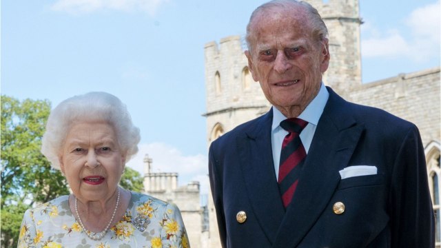 GALA VIDEO - Elizabeth II et le prince Philip : leurs vacances à Balmoral commencent mal…