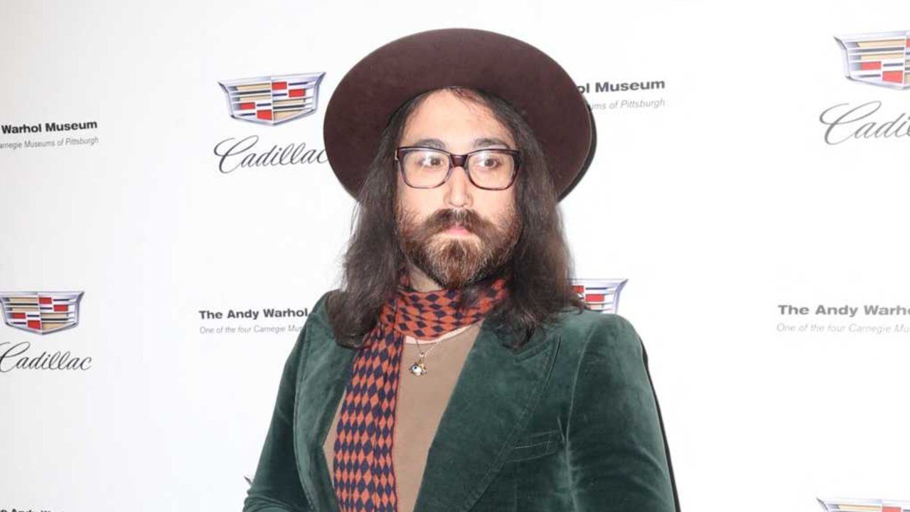 GALA VIDEO - Yoko Ono, très affaiblie : que devient Sean, le fils qu’elle a eu avec John Lennon ?