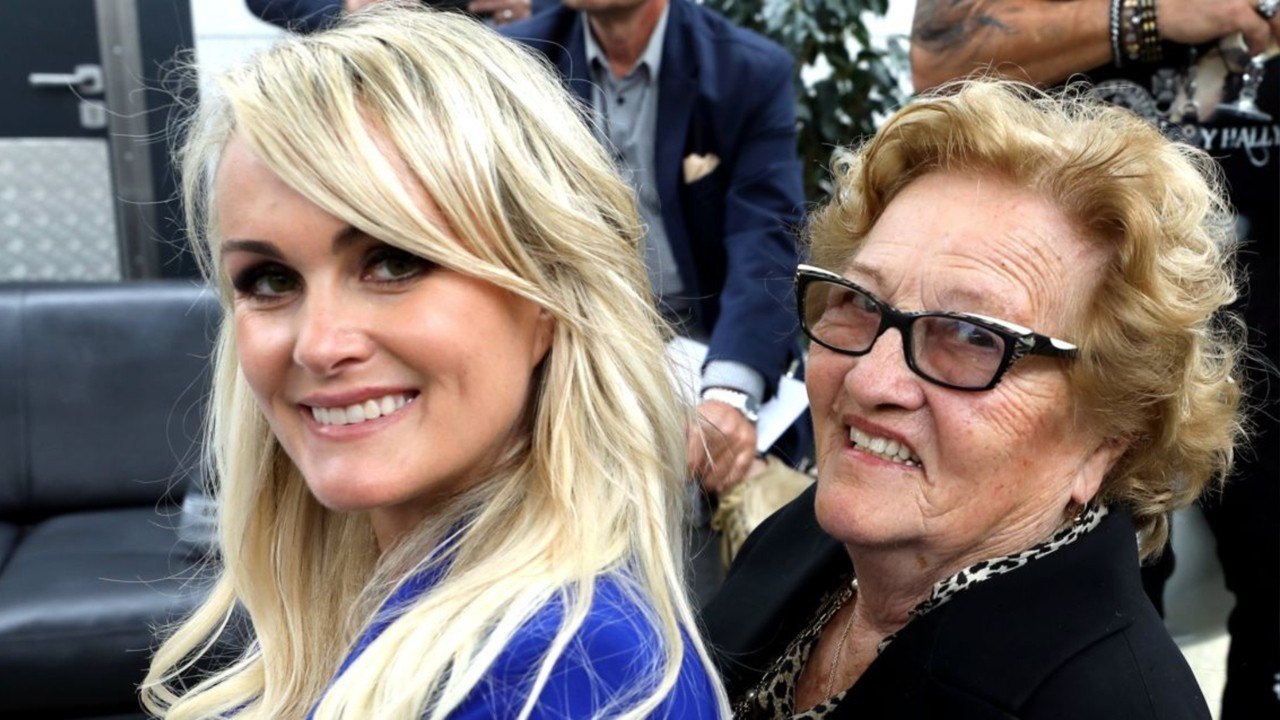 GALA VIDÉO - Laeticia Hallyday fête les 85 ans de Mamie Rock
