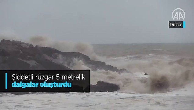 Şiddetli rüzgar 5 metrelik dalgalar oluşturdu
