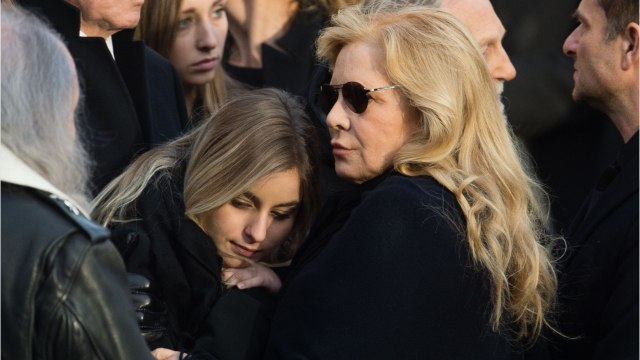 GALAVIDEO - Bien dit mamou !” : la fille de Sylvie Vartan, Darina, lui apporte son soutien dans l’affaire Johnny