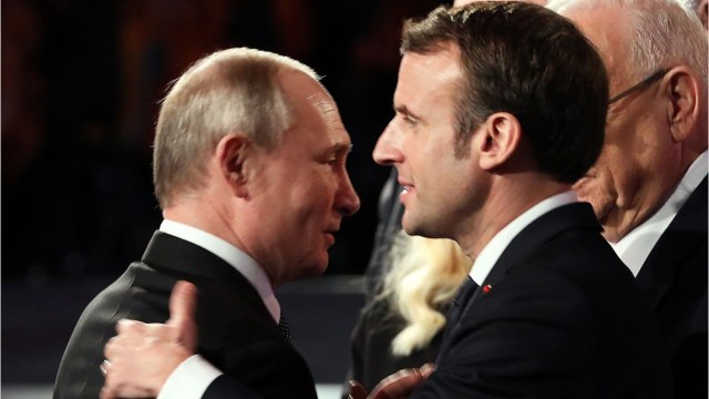 GALA VIDEO - Autour d’Emmanuel Macron, les couteaux sont tirés : On lui mettra sur la carotide