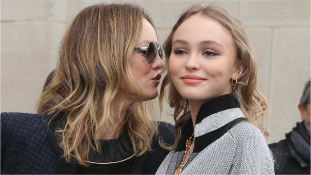 GALA VIDÉO - Lily-Rose Depp glamour chez Vanessa Paradis pour ses 21 ans
