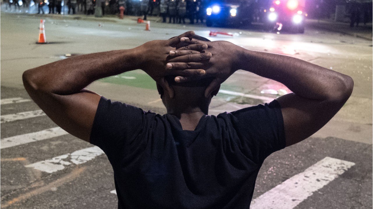 GALA VIDEO - Mort de George Floyd : l'acteur John Cusack pris à partie par des policiers à Chicago