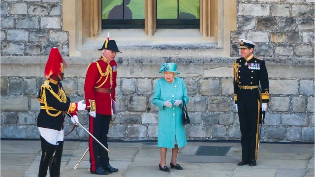 GALA VIDEO - Elizabeth II et le prince Andrew : leurs retrouvailles tendues au mariage de Beatrice