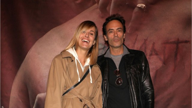 GALA VIDEO - PHOTO – Anthony Delon et sa fiancée Sveva, masqués mais stylés pour leur « retour aux affaires