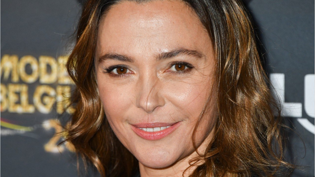 GALA VIDÉO - Sandrine Quétier méconnaissable : elle joue la carte sexy en body et collants résilles