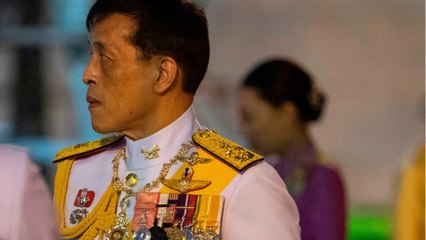 GALA VIDÉO - Le roi de Thaïlande en pleine propagande depuis son luxueux refuge allemand
