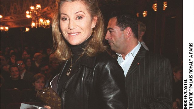 GALA VIDEO : Sheila gantée et masquée : Je m’en fous si je suis ridicule