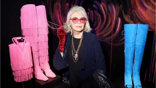 GALA VIDEO : Amanda Lear : confinée seule, elle distribue des masques aux habitants de son village