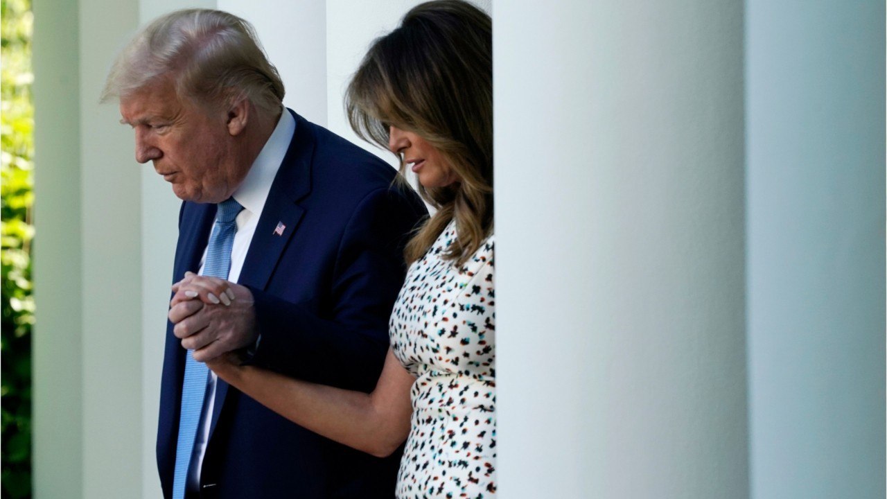 GALA VIDEO - Melania Trump, rebelle, plante une séance photo au côté de Donald Trump