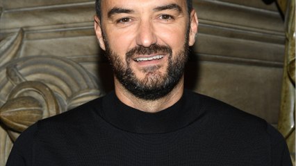 GALA VIDEO - Cyril Lignac, un peu gêné, révèle avoir une petite amie dans Tous en cuisine