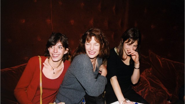 GALA VIDEO - Jane Birkin : ce « fardeau qu'elle ne veut pas infliger à ses filles Charlotte Gainsbourg et Lou Doillon.