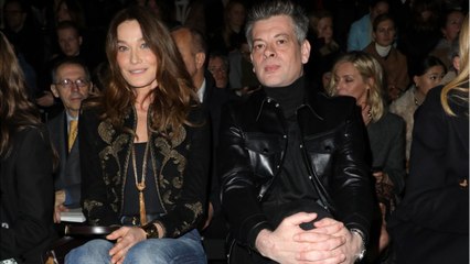 GALA VIDEO - PHOTO - Carla Bruni au naturel et bronzée sort de son silence