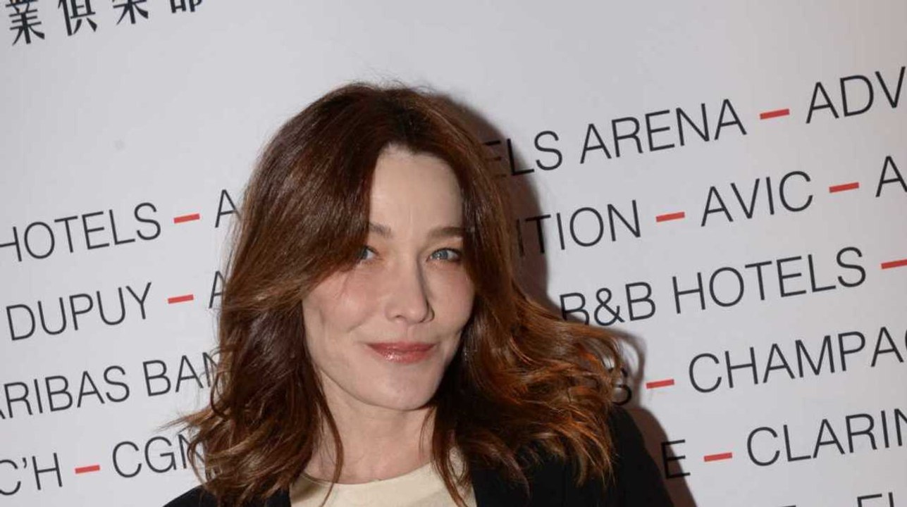 GALA VIDEO - Carla Bruni s’extasie devant un tendre moment de complicité entre Giulia et son père