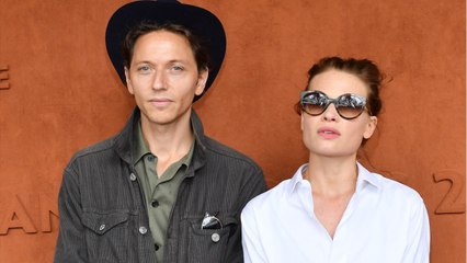 GALA VIDEO - Raphaël et Mélanie Thierry en couple libre ? Il assure lui être « fidèle "